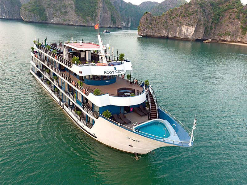 Du thuyền ở vịnh Lan Hạ