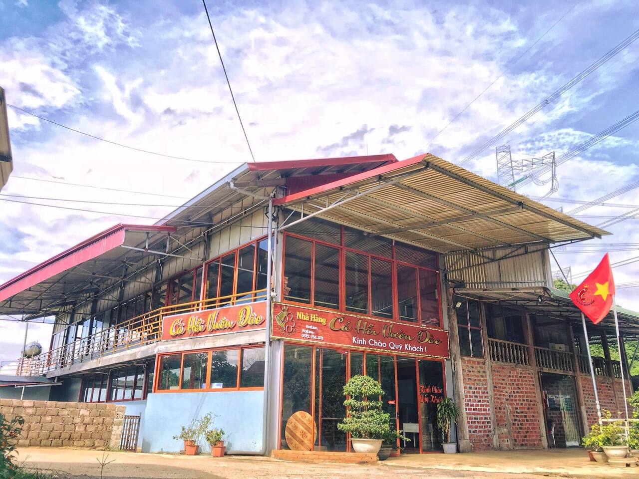 Nhà hàng cá hồi Vườn Đào - Mộc Châu