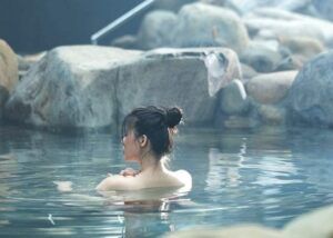 Bà bầu có nên tắm suối khoáng nóng không?
