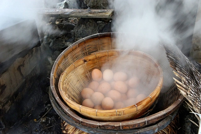 Luộc trứng trong nước khoáng nóng