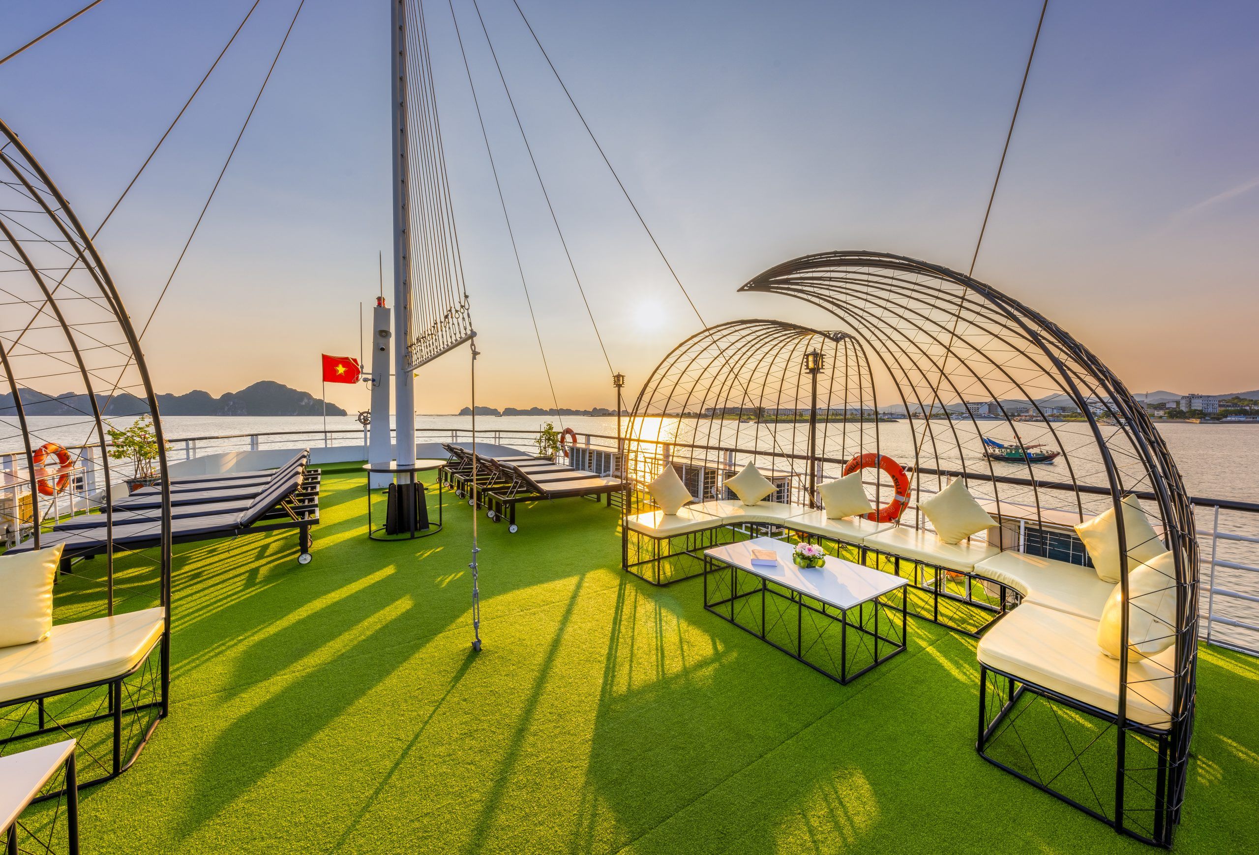 Sundeck với view cực xịn trên Ha Long Heritage Luxury Day Cruise